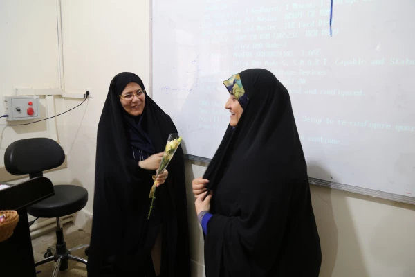 تقدیر از اساتید دانشگاه با اهدای گل به مناسبت روز معلم 7