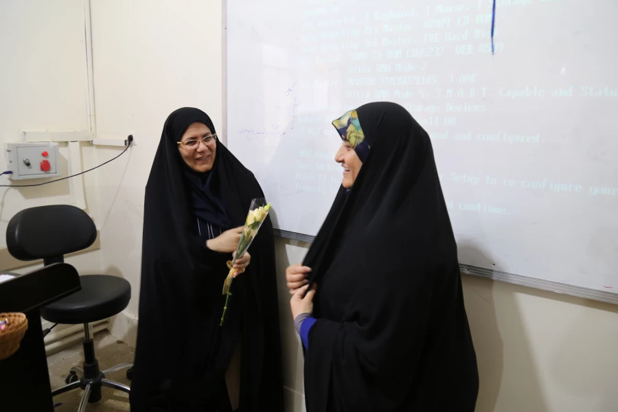 تقدیر از اساتید دانشگاه با اهدای گل به مناسبت روز معلم 7