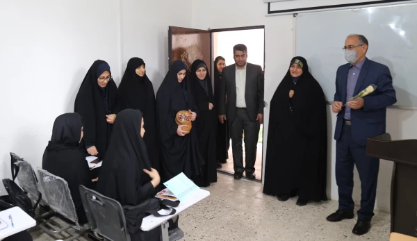 تقدیر از اساتید دانشگاه با اهدای گل به مناسبت روز معلم 8