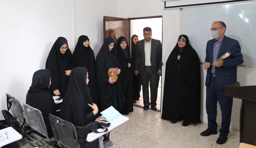 تقدیر از اساتید دانشگاه با اهدای گل به مناسبت روز معلم 8