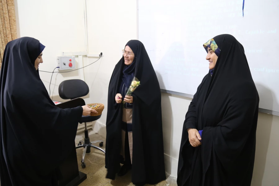 تقدیر از اساتید دانشگاه با اهدای گل به مناسبت روز معلم 9