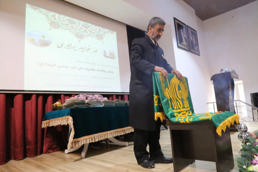 جشن میلاد امام رضا علیه السلام با حضور خادمان و پرچم حرم مطهر در دانشگاه فرهنگیان پردیس امام خمینی (ره) گرگان برگزارشد. 2