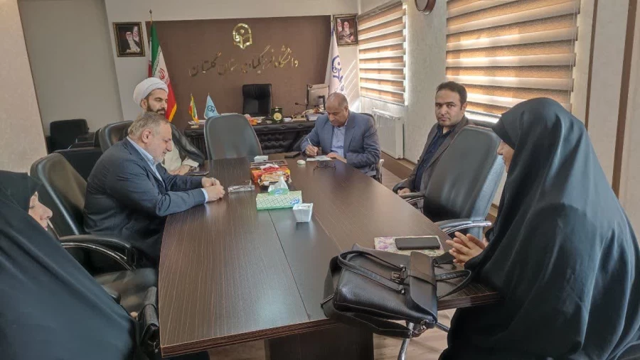 نشست سرپرست دانشگاه فرهنگیان با مسئول کانون مشاوره و مددکاری آستان قدس رضوی برگزار شد. 4