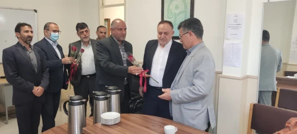 به مناسبت روز معلم از اساتید پردیس آیت الله خامنه ای گرگان با اهدای گل تقدیر شد 2