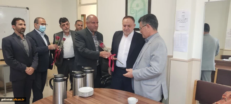 به مناسبت روز معلم از اساتید پردیس آیت الله خامنه ای گرگان با اهدای گل تقدیر شد 2