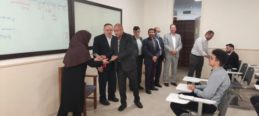 به مناسبت روز معلم از اساتید پردیس آیت الله خامنه ای گرگان با اهدای گل تقدیر شد 3