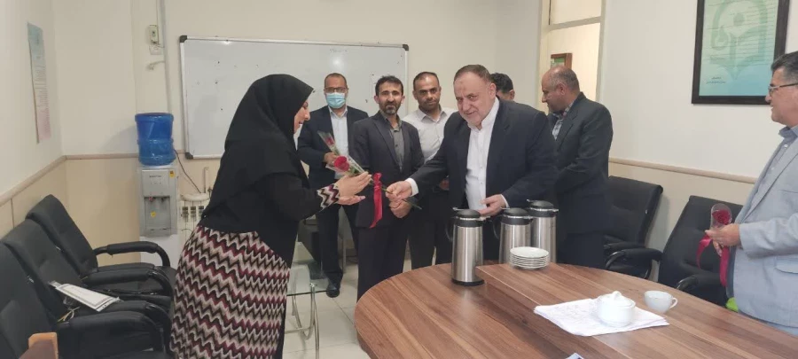 به مناسبت روز معلم از اساتید پردیس آیت الله خامنه ای گرگان با اهدای گل تقدیر شد 4