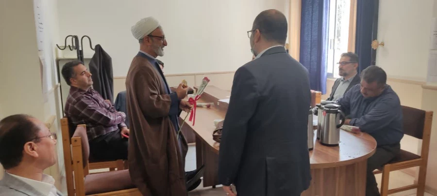 به مناسبت روز معلم از اساتید پردیس آیت الله خامنه ای گرگان با اهدای گل تقدیر شد 11