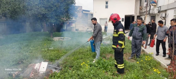 برگزاری کارگاه آشنایی با کپسول های آتش نشانی و نحوه کاربرد آنها ویژه کارکنان خدماتی و شاغل در سرای دانشجویی 9