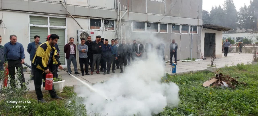 برگزاری کارگاه آشنایی با کپسول های آتش نشانی و نحوه کاربرد آنها ویژه کارکنان خدماتی و شاغل در سرای دانشجویی 11
