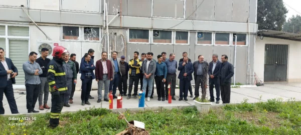 برگزاری کارگاه آشنایی با کپسول های آتش نشانی و نحوه کاربرد آنها ویژه کارکنان خدماتی و شاغل در سرای دانشجویی 13
