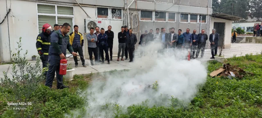 برگزاری کارگاه آشنایی با کپسول های آتش نشانی و نحوه کاربرد آنها ویژه کارکنان خدماتی و شاغل در سرای دانشجویی 14