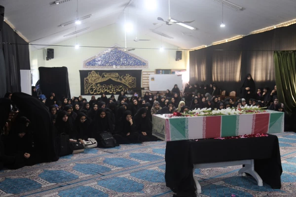 استقبال پرشور دانشجو معلمان پردیس امام خمینی (ره) گرگان از پیکر پاک شهید گمنام . 2