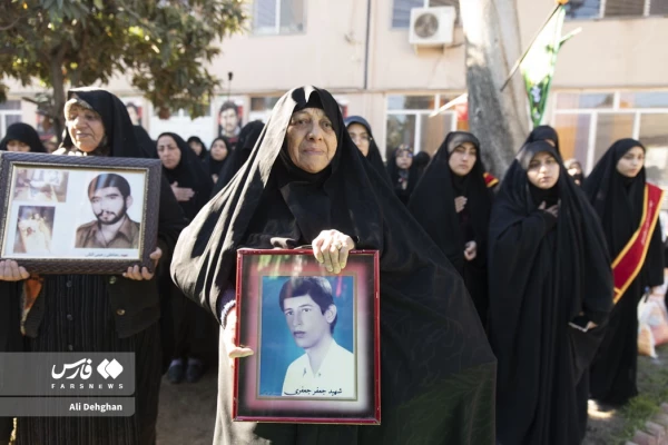 تشییع شهید گمنام بر روی دستان دانشجو معلمان پردیس امام خمینی (ره) گرگان. 12