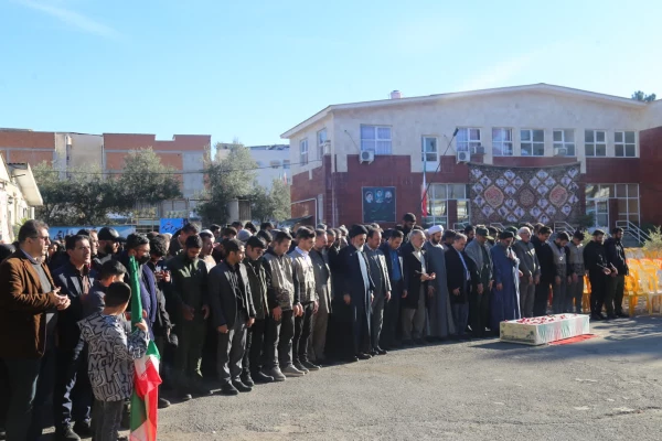 تشییع شهید گمنام بر روی دستان دانشجو معلمان پردیس امام خمینی (ره) گرگان. 3