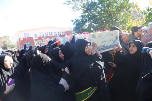 تشییع شهید گمنام بر روی دستان دانشجو معلمان پردیس امام خمینی (ره) گرگان. 3