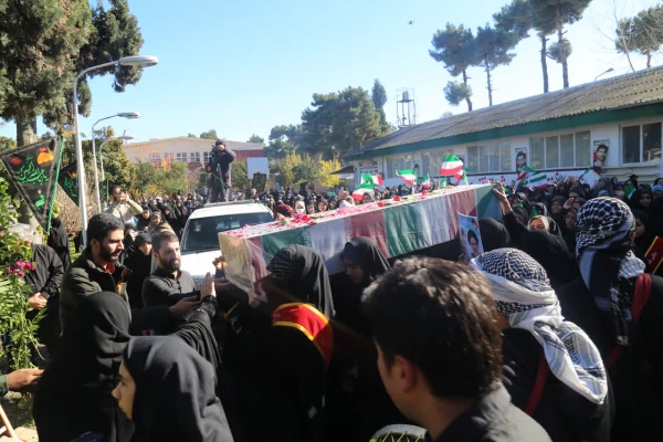 تشییع شهید گمنام بر روی دستان دانشجو معلمان پردیس امام خمینی (ره) گرگان. 3