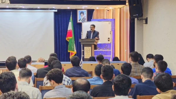 کارگاه رویکردهای نوین در آموزش و یادگیری توسط دکتر ابوالفضل بختیاری در پردیس آیت الله خامنه ای برگزار شد. 6