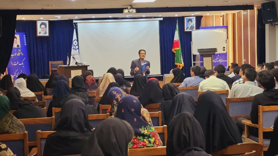 کارگاه رویکردهای نوین در آموزش و یادگیری توسط دکتر ابوالفضل بختیاری در پردیس آیت الله خامنه ای برگزار شد. 8