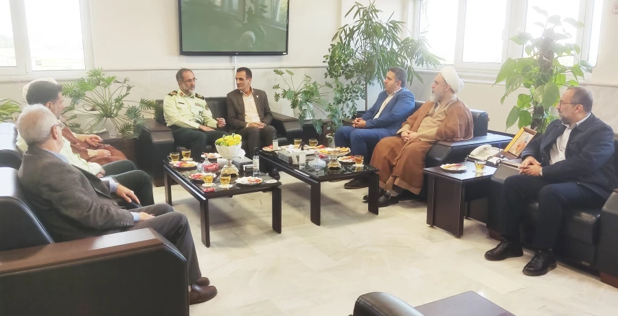 همزمان با هفته نیروی انتظامی سرپرست دانشگاه به همراه جمعی از همکاران با فرمانده انتظامی گلستان دیدار کردند 3