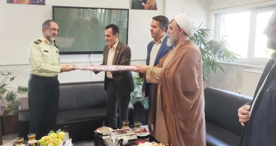 همزمان با هفته نیروی انتظامی سرپرست دانشگاه به همراه جمعی از همکاران با فرمانده انتظامی گلستان دیدار کردند 11