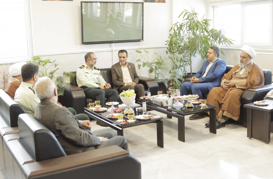 همزمان با هفته نیروی انتظامی سرپرست دانشگاه به همراه جمعی از همکاران با فرمانده انتظامی گلستان دیدار کردند 7