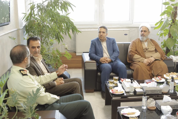 همزمان با هفته نیروی انتظامی سرپرست دانشگاه به همراه جمعی از همکاران با فرمانده انتظامی گلستان دیدار کردند 8