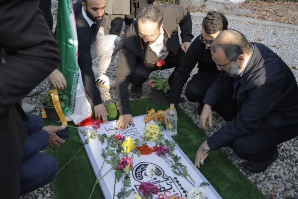 غبارروبی و عطرافشانی گلزار شهیدگمنام دانشگاه در روز دانشجو 2