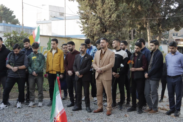 غبارروبی و عطرافشانی گلزار شهیدگمنام دانشگاه در روز دانشجو 3