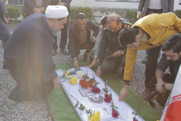 غبارروبی و عطرافشانی گلزار شهیدگمنام دانشگاه در روز دانشجو 5