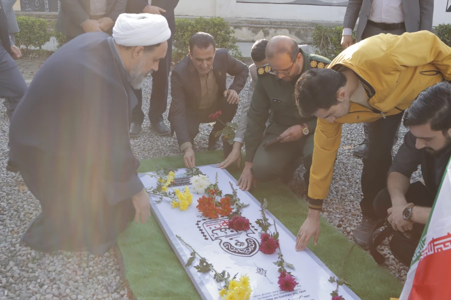 غبارروبی و عطرافشانی گلزار شهیدگمنام دانشگاه در روز دانشجو 5