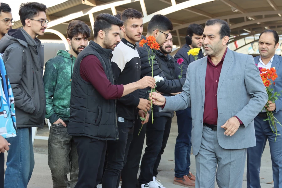 غبارروبی و عطرافشانی گلزار شهیدگمنام دانشگاه در روز دانشجو 6