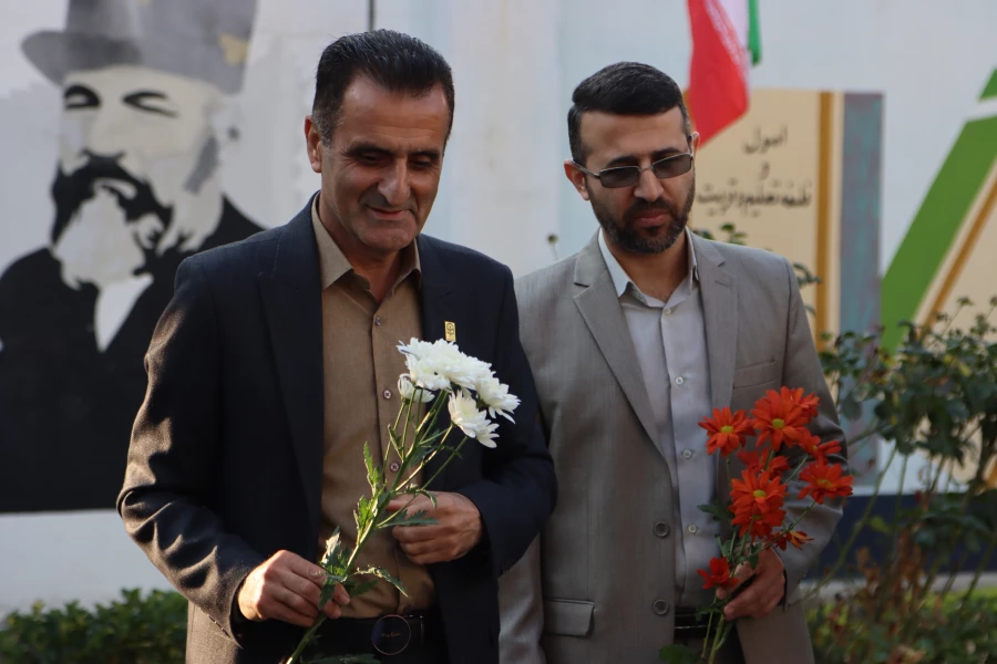 غبارروبی و عطرافشانی گلزار شهیدگمنام دانشگاه در روز دانشجو 7